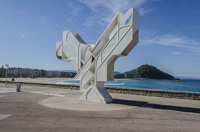 Guipúzcoa - San Sebastián 129 - escultura La Paloma de la Paz.jpg